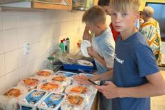 2025-Paní Rae a 7.B připravují poháry pro prvňáčky z družiny 