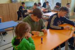 2026-Skládání krabiček 1.tř a 8.tř